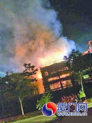 翔安在建工地突着火 火借风势一下烧三层楼