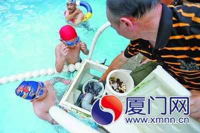 这个悬挂在池壁上的设备就是循环水的排水口