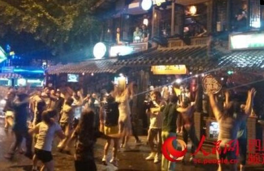 成都大妈暴雨中上演“小苹果”快闪２