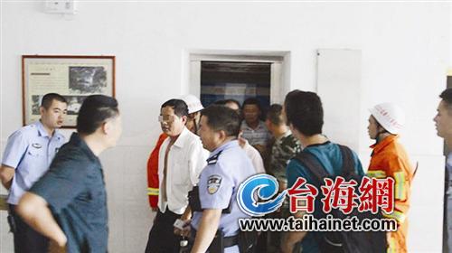 电梯故障 15人被困