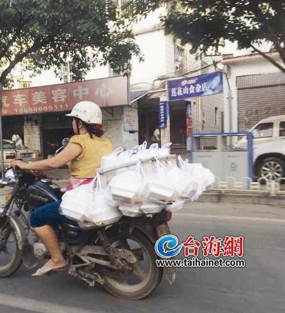 龙岩最牛大妈走红网络 一次外送64份快餐