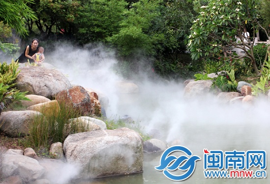 雾中的八仙湖，如梦似幻