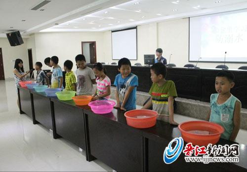 四点钟学校的学员们在脸盆里体会“溺水”过程。
