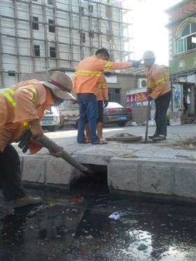 公路部门紧急疏通堵塞污水井
