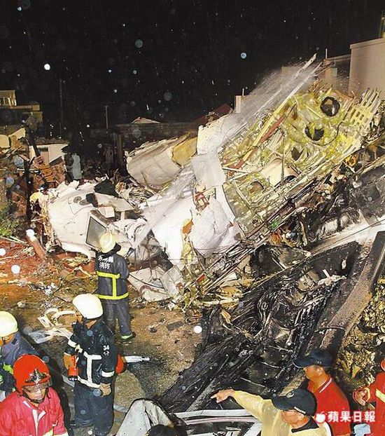 台湾复兴航空班机23日在澎湖马公坠毁，造成48死10伤 