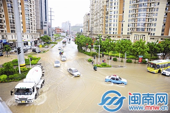 泉州市区云鹿路积水严重，车辆涉水通过