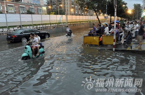 琴亭高架桥旁的五四路上成“小河” 记者 郑帅 摄