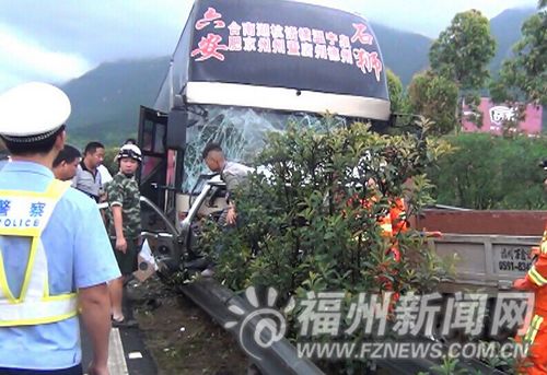 大客车与小货车“迎头”相撞