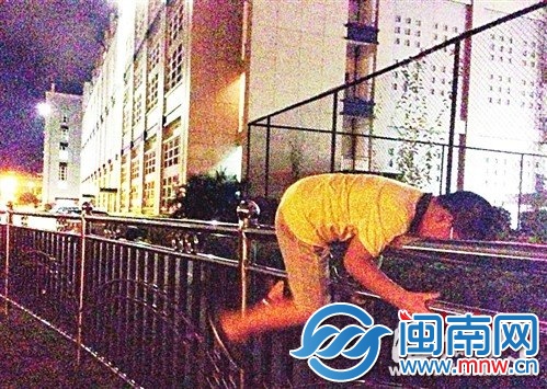 一名小孩在翻越栏杆