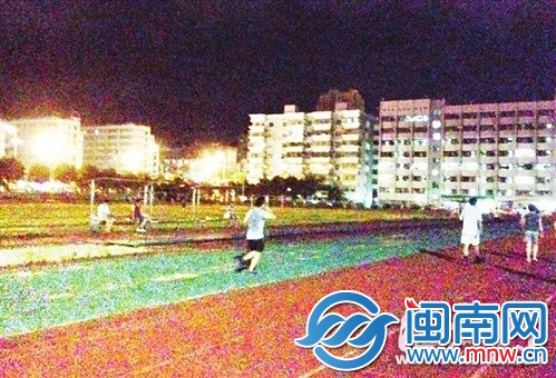 住在附近的不少居民翻墙进入学校田径场锻炼