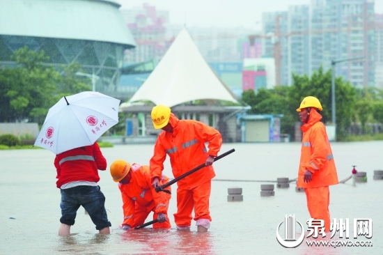 市政工作人员正在排除积水