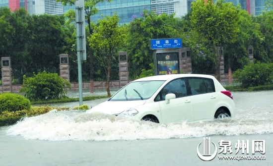 积水很深，车辆涉水行驶。