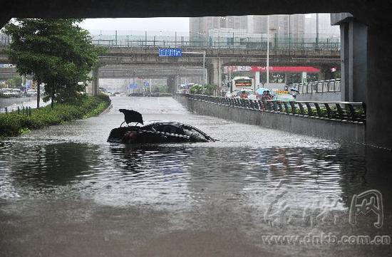 同伴逃生后，又返回钻入车内取物