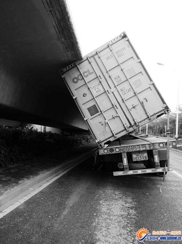被卡的货柜车