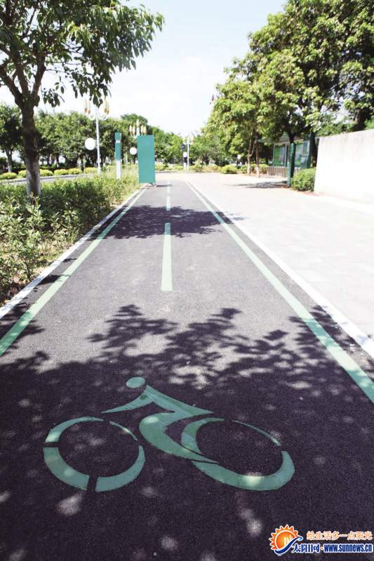 钟宅路已经修好了自行车道供市民骑行