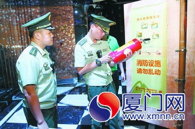 消防人员开展消防检查