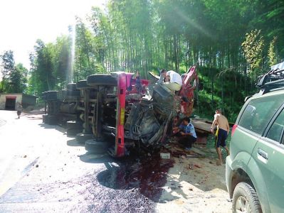 挂车失控翻车