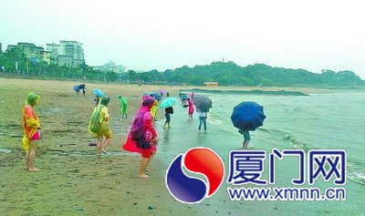 仍有部分游客到环岛路海边游玩