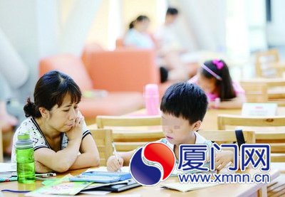 有些家长送孩子去补习班，也有些家长自己帮孩子补习