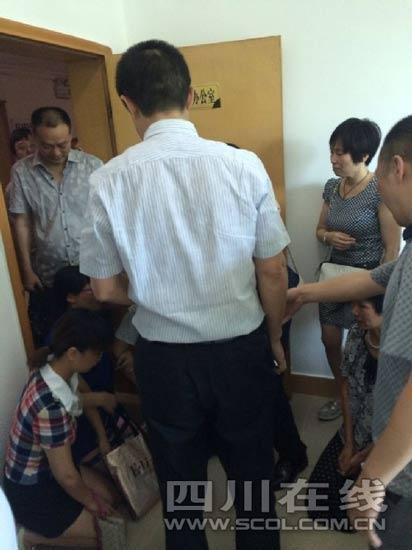 四川南充家长给教育局长雷国林集体下跪