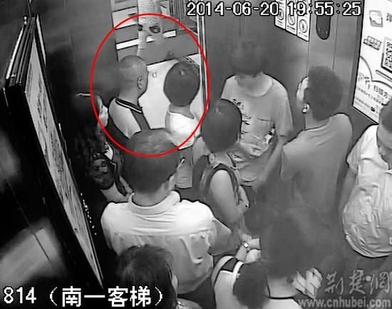 警察从商场电梯的监控中排查出变态男子李某