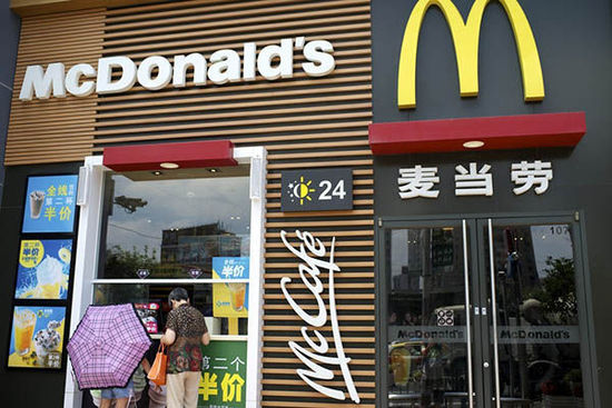 上海，两位市民正在上海一家麦当劳门口购买食物。