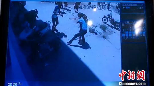 漳州龙海城管被曝执法时殴打围观村民抢夺手机