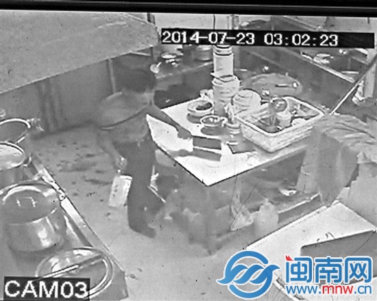醉汉持刀在厨房