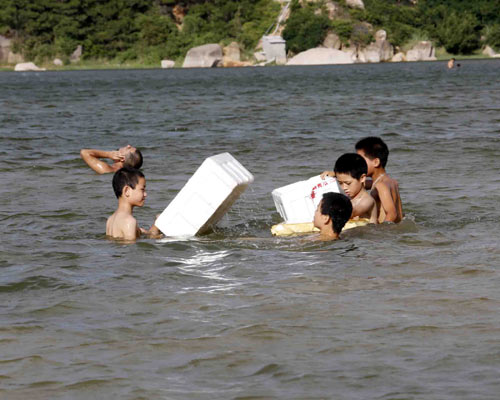 泡沫板当救生圈