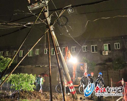西滨一电线杆倾斜电力部门连夜抢修