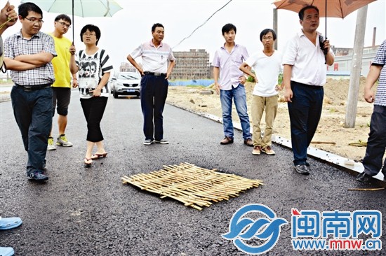 事后，该路段窨井盖上临时竹片