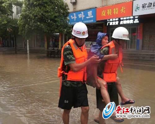 石鼓东路，老阿伯被困街头， 晋江消防官兵背其过街。