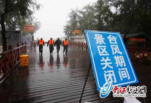 围头金沙湾景区关闭，边防民警在巡逻。