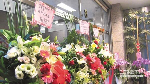 “劳动部长”门口有社团送花给潘世伟表达支持。图片 