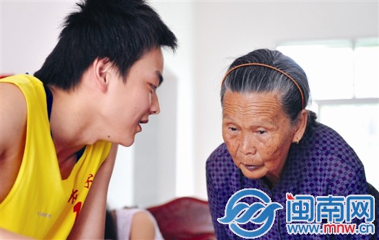 奶奶听不懂普通话，孙子宝金凑在奶奶耳边翻译给她听