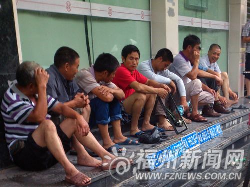 车牌一字摆开，等待车主有偿赎回。