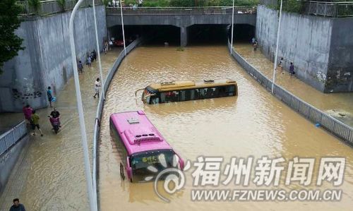大巴成了“潜艇”10多名乘客被困