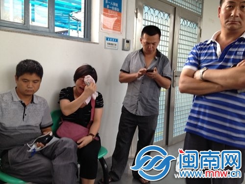 在重症监护室门口，小锋的母亲失声痛哭