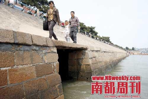 青岛栈桥东侧一个德国时期保留下来的泄洪口直至今日 