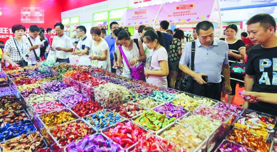 食品展会上，消费者正在选购糖果