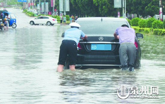 交警李灿聪在积水路段帮忙推车