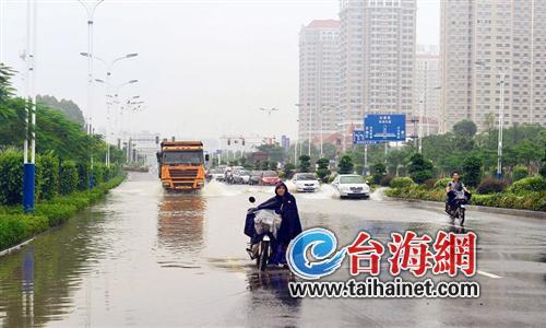 暴雨来袭 道路成了水塘