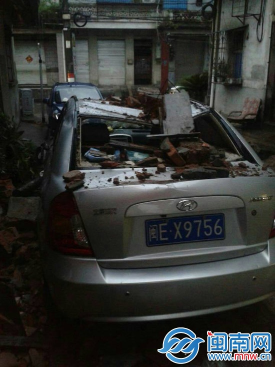 屋顶护栏坍塌 砸中路边小车