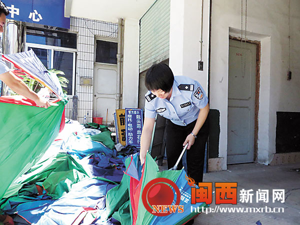 新罗集中销毁非法安装的摩托遮阳伞1200多把
