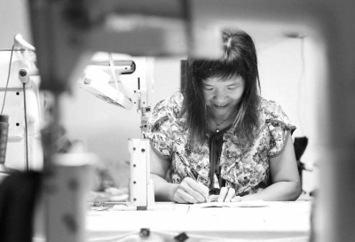 缝纫女工吴雪芬在工作之余练习刚学会的汉字。　本报 